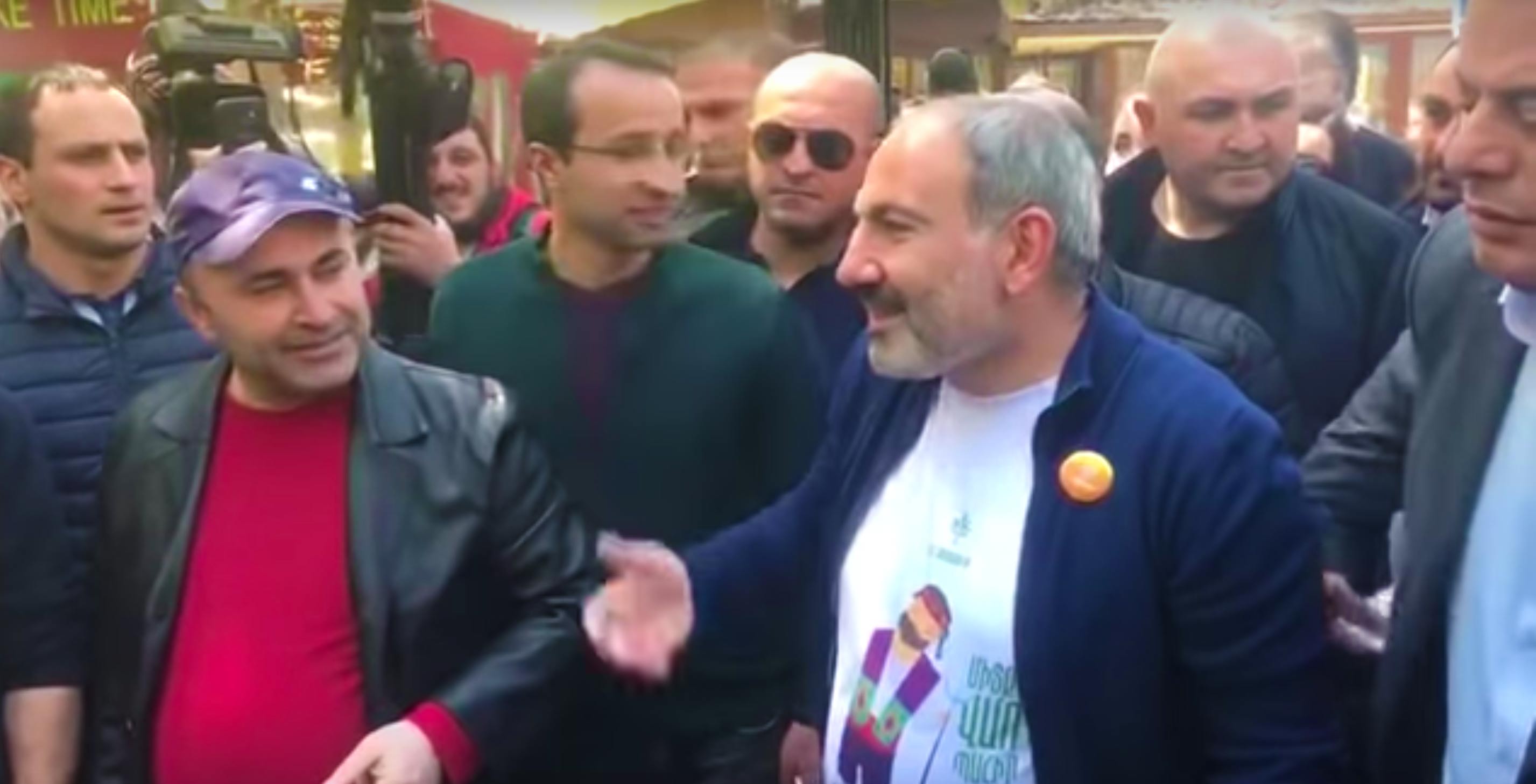 Նիկոլ Փաշինյանը ընտանիքի հետ շրջում է Երևանի փողոցներով (ուղիղ եթեր)