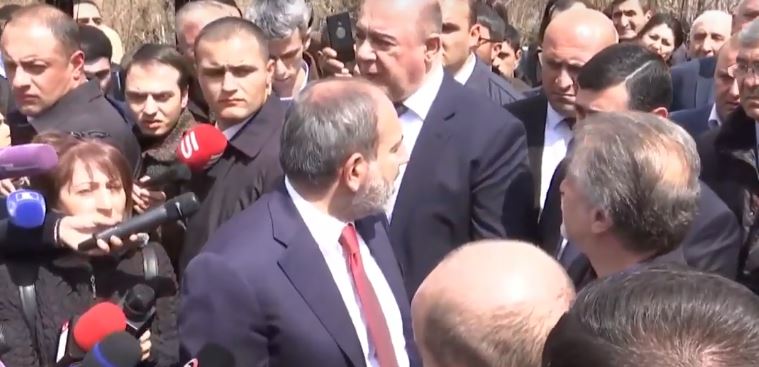 Նիկոլ Փաշինյանը նախատեց Գյումրու քաղաքապետին և ԱԺ պատգամավորին վեճ սկսելու համար