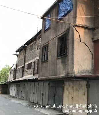 Երեք հարկանի շինության արտաքին պատը թուլացել է․ փրկարարները սահմանազատել են տարածքը