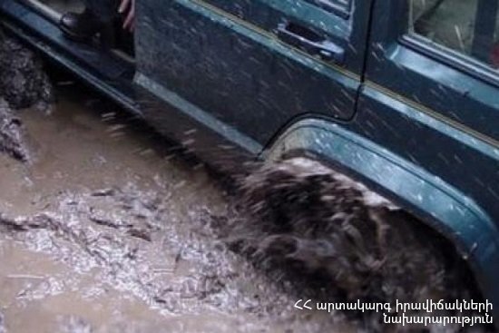 Փրկարարներն արգելափակումից դուրս են բերել ավտոմեքենաները