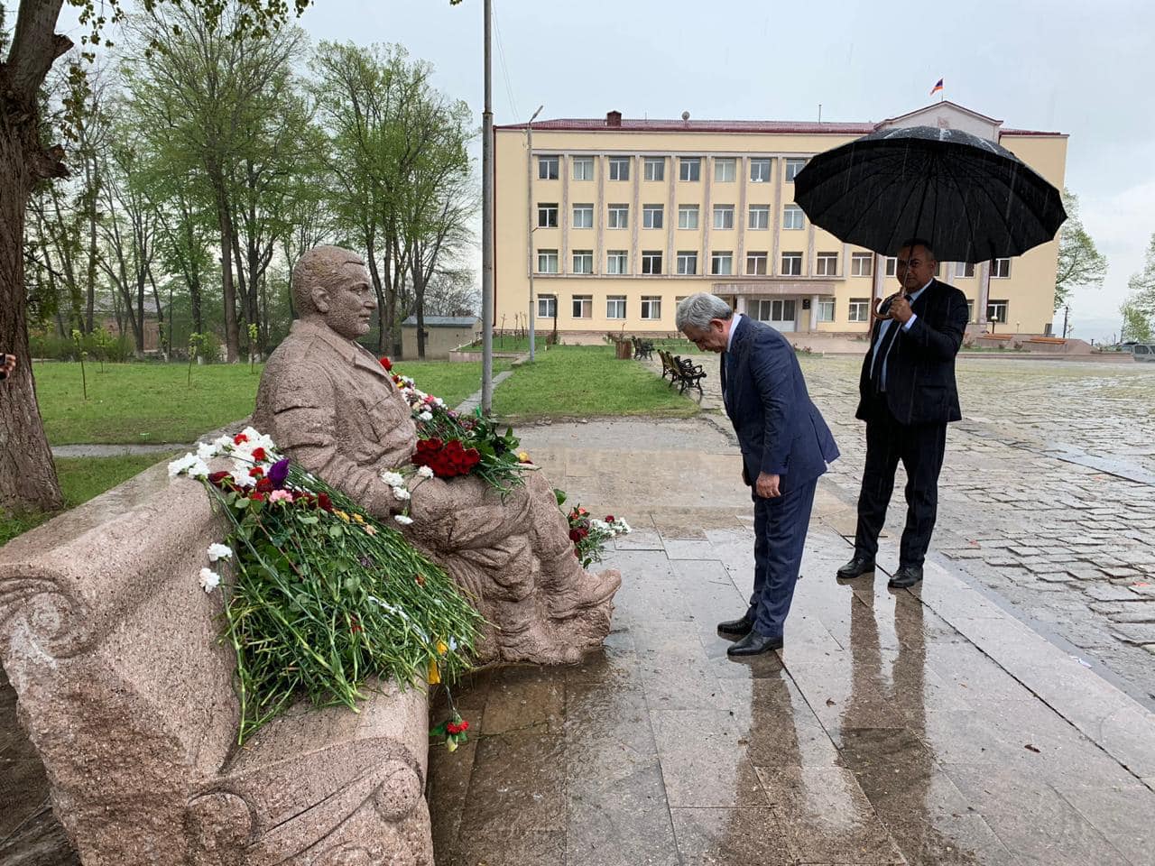 Սերժ Սարգսյանը այցելել է Ստեփանակերտի հուշահամալիր