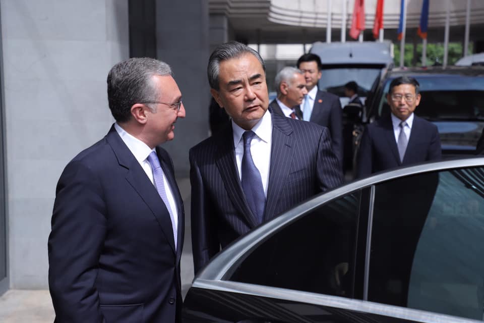 Զոհրաբ Մնացականյանն ԱԳՆ շենքի մոտ դիմավորել է չինացի գործընկերոջը