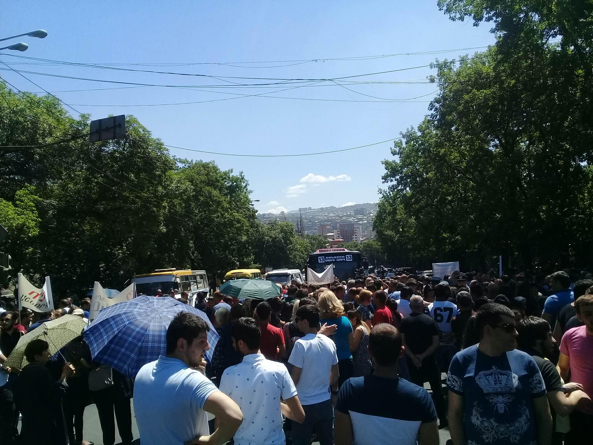 Ռեպորտաժ՝ Բաղրամյան պողոտայից. բուքմեյքերական գրասենյակի աշխատակիցները փակել են փողոցը