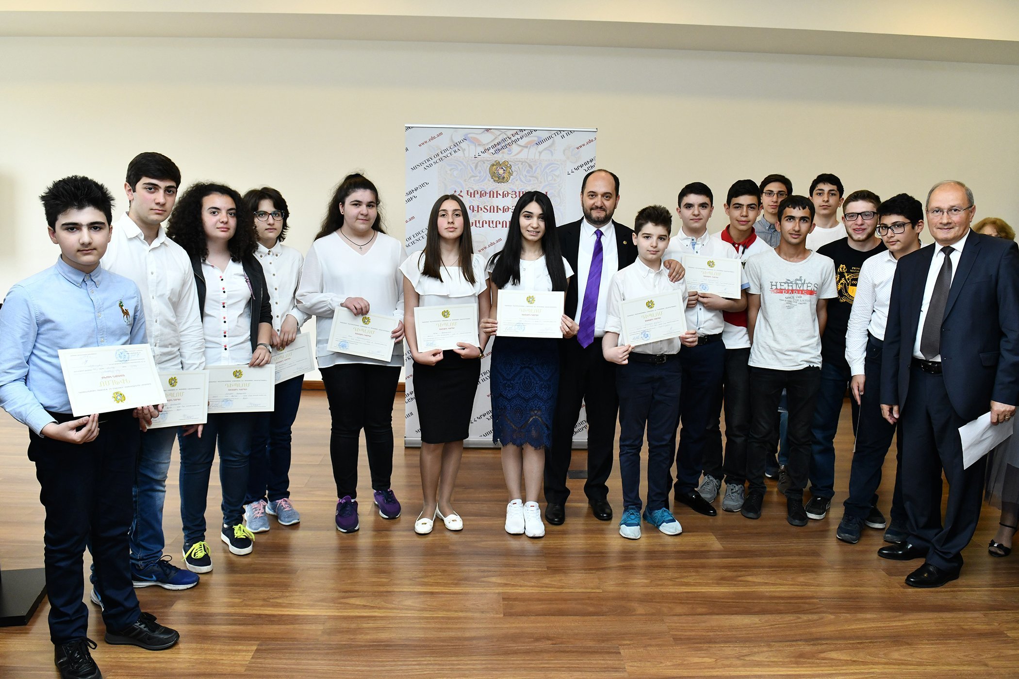 Արայիկ Հարությունյանը պարգևատրել է դպրոցականներին