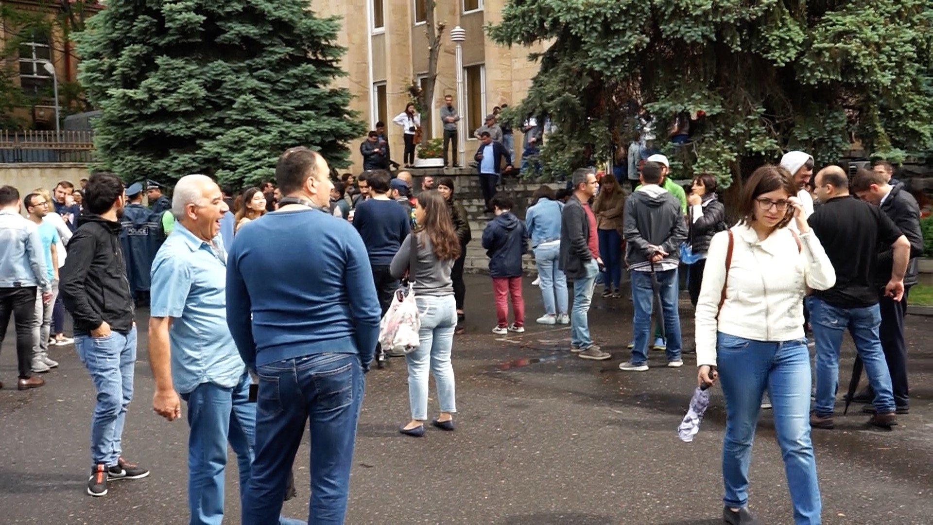 Վաղ առավոտից քաղաքացիները շրջափակել էին Սահմանադրական դատարանը (ՏԵՍԱՆՅՈՒԹ)