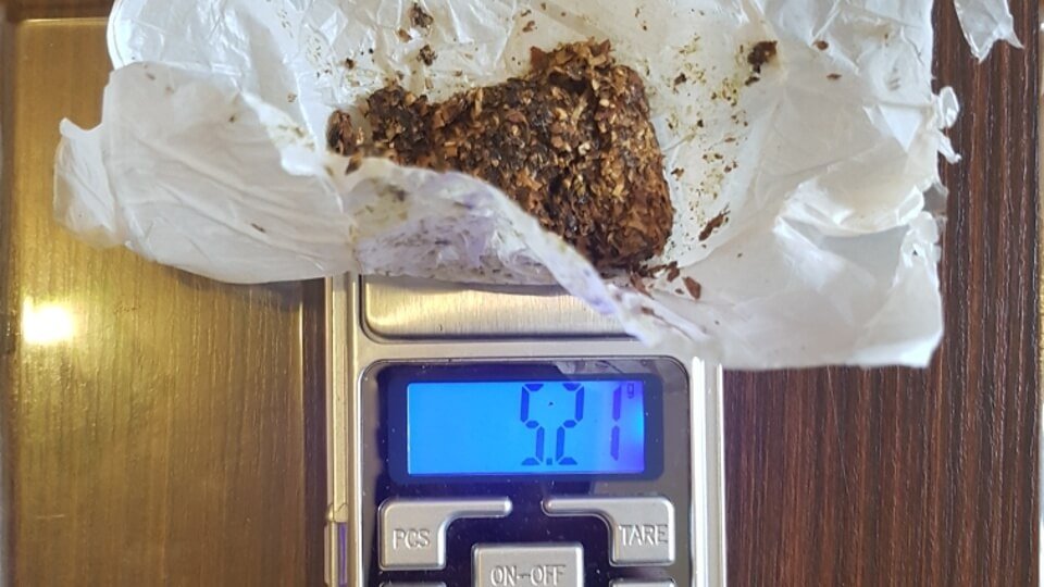 Հայտնաբերվել է 5.21 գր կասկածելի զանգված և արգելված իրեր բարձի մեջ