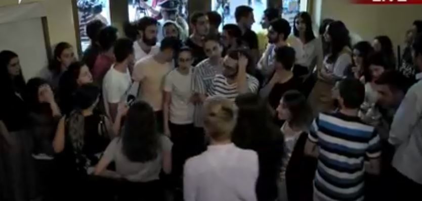 Ուսանողները փակել են Թատրոնի և կինոյի պետական ինստիտուտի մուտքի դուռը