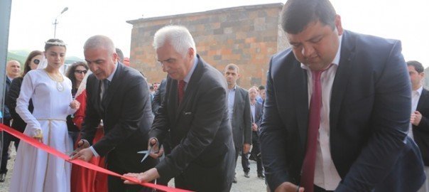 ԵՄ դեսպանը մասնակցել է պլաստիկ թափոններից շինանյութի ստացման արտադրամասին բացմանը Կապանում