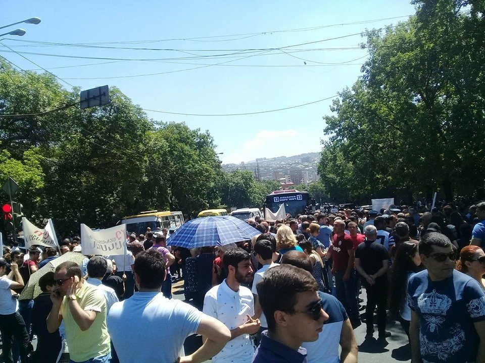 Բուքմեյքերական գրասենյակների աշխատակիցները փակել են Բաղրամյան պողոտան