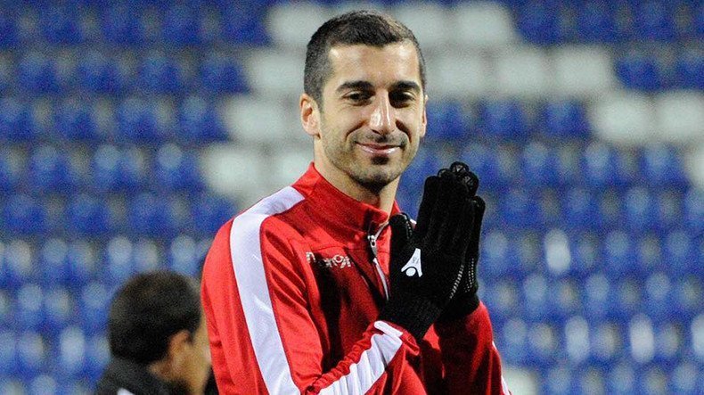 Հենրիխ Մխիթարյանը լուսանկարվեց դաշտ ներխուժած երկրպագուի հետ