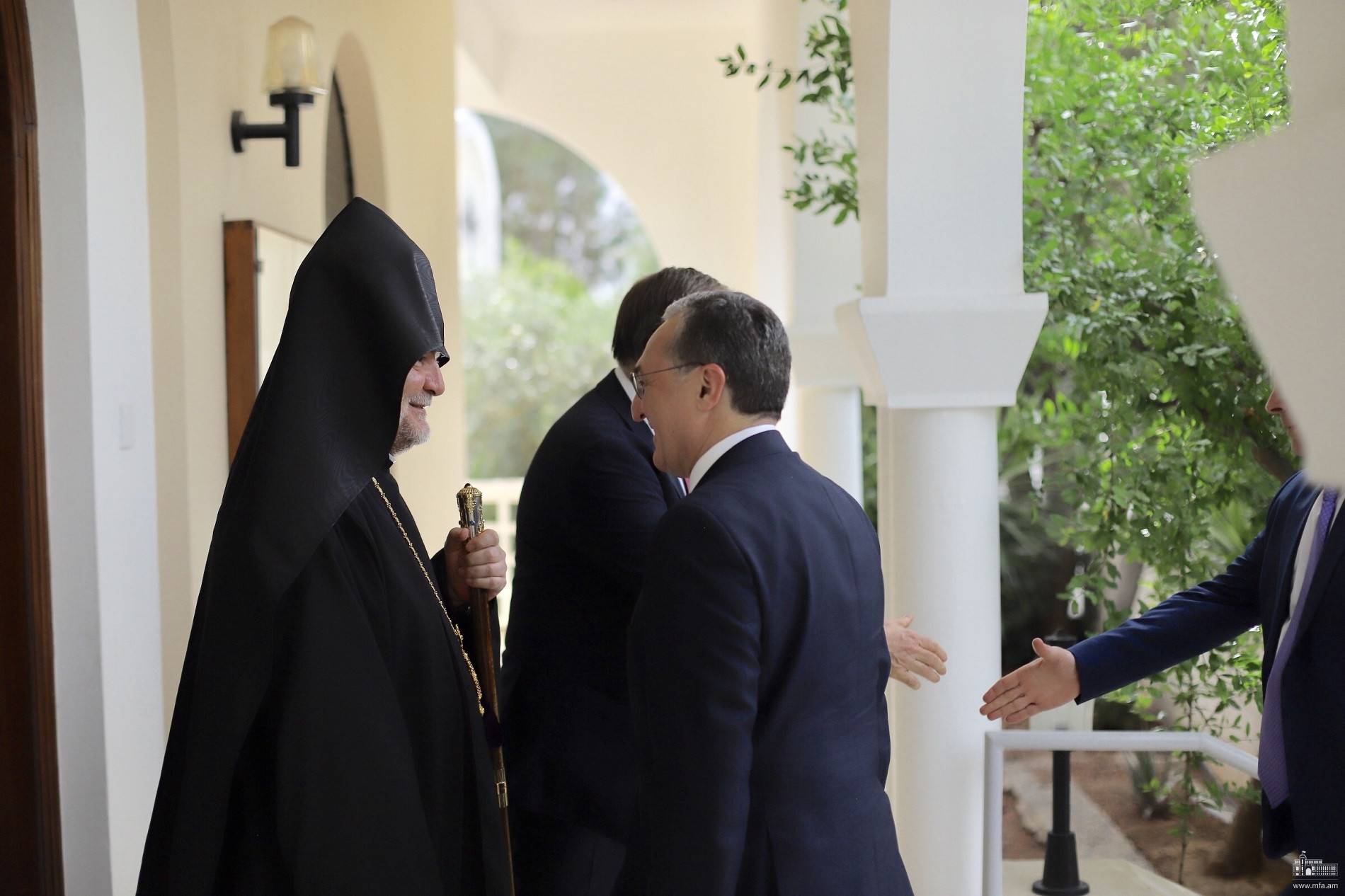 Զոհրաբ Մնացականյանի հանդիպել է Կիպրոսի թեմի առաջնորդին