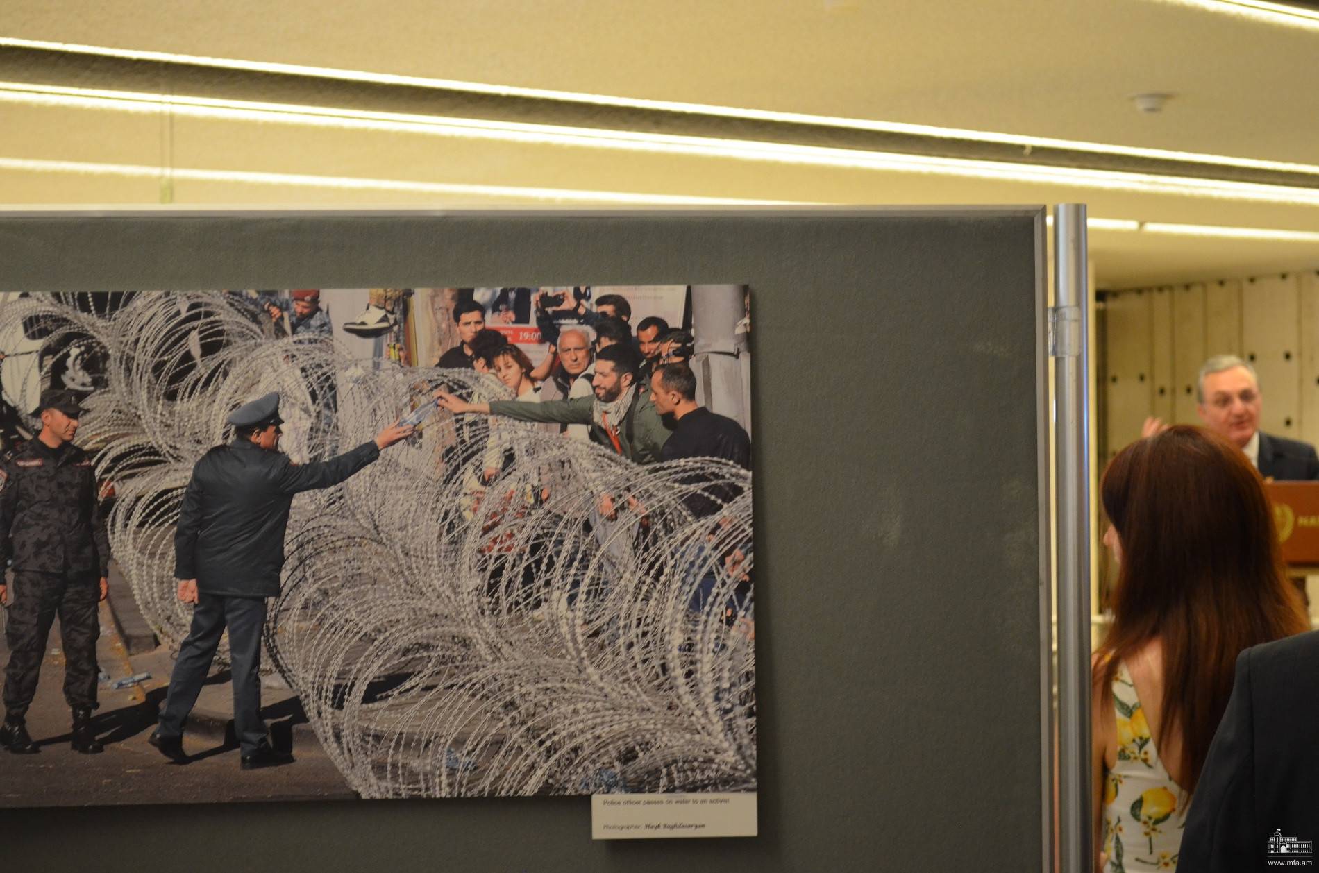 Զոհրաբ Մնացականյանը Ժնևում մասնակցել է Թավշյա հեղափոխությանը նվիրված ֆոտոցուցահանդեսին