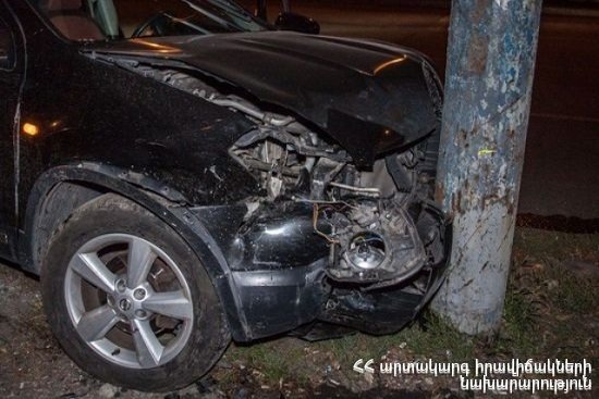 Մյասնիկյան պողոտայում ավտոմեքենան բախվել է էլեկտրասյանը. կա տուժած
