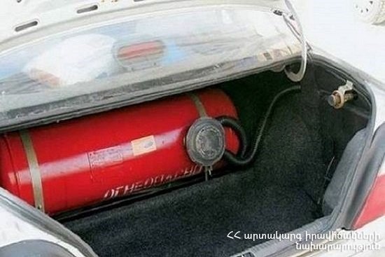 Գազի արտահոսք Լենինգրադյան փողոցում կայանած ավտոմեքենայից