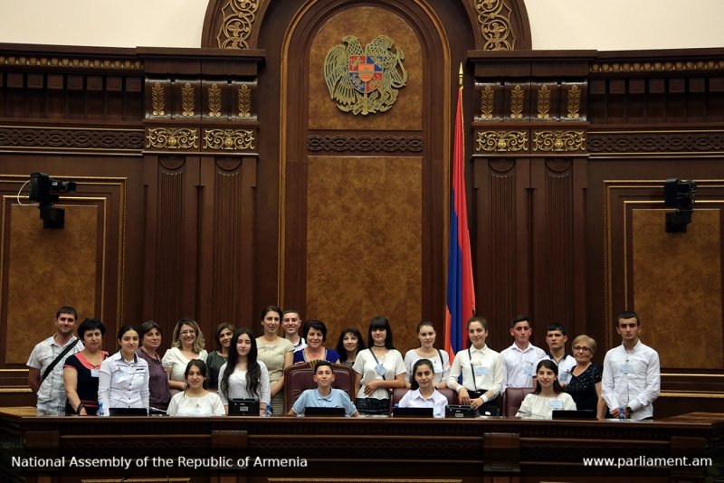 Շիրակի մարզի Ջրափիի միջնակարգ դպրոցի աշակերտները և ուսուցիչները` խորհրդարանում