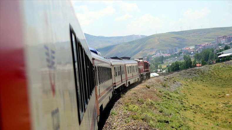 Վերագործարկվել է Թեհրան-Վան գնացքը