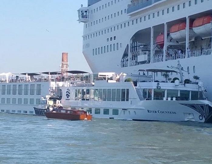 Վենետիկում զբոսանավը բախվել է զբոսաշրջային մոտորանավին. կան տուժածներ