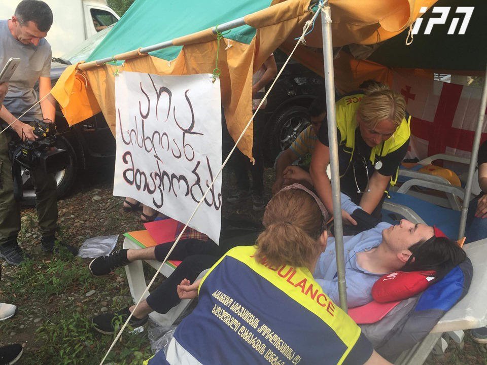 Հացադուլ անողներից մեկը Իվանիշվիլիի տան մոտ կորցրել է գիտակցությունը