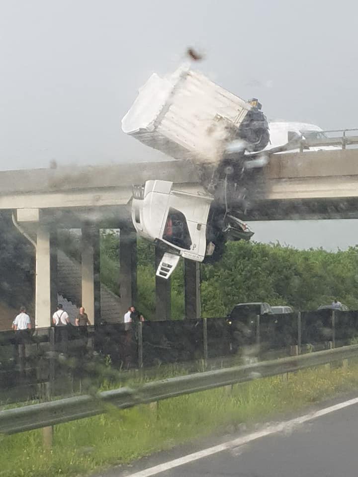 Հունգարիայում բեռնատարը վթարի հետևանքով կախվել է կամրջից