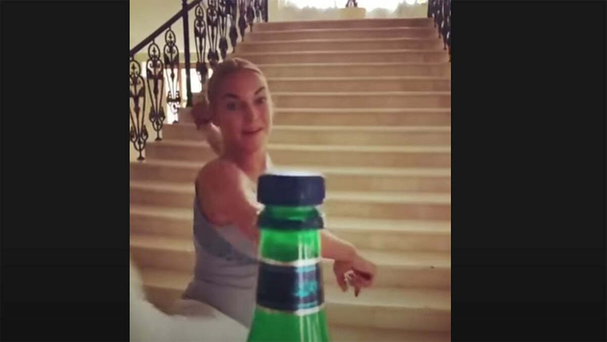 Bottle Cap Challenge. Անաստասիա Վոլոչկովան ոտքով բացել է շիշը