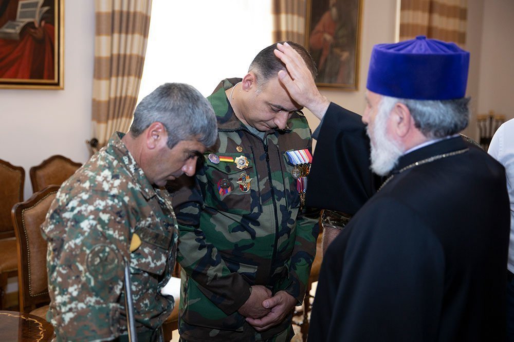 Գարեգին Բ-ն օրհնեց Հնդկաստան բուժման մեկնող զինվորականներին