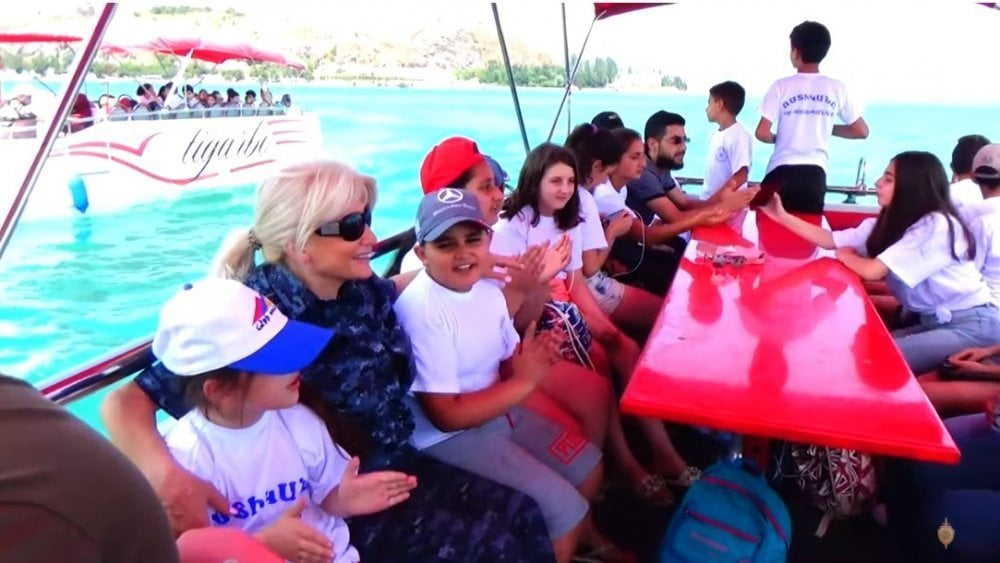 Անչափահասները ոստիկանների ուղեկցությամբ Սևանա լիճ են այցելել (ՏԵՍԱՆՅՈՒԹ)