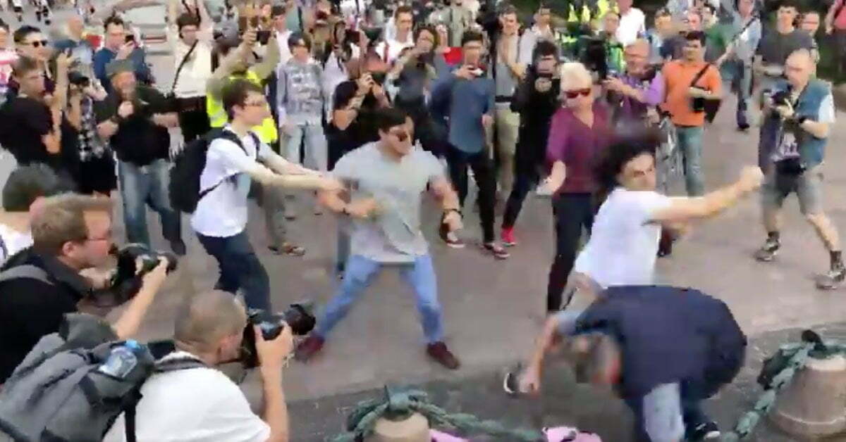 Տղամարդը վնասում է Խաչատուրյան քույրերին պաշտպանող պաստառը և հարվածում ակտիվիստին (ՏԵՍԱՆՅՈւԹ)