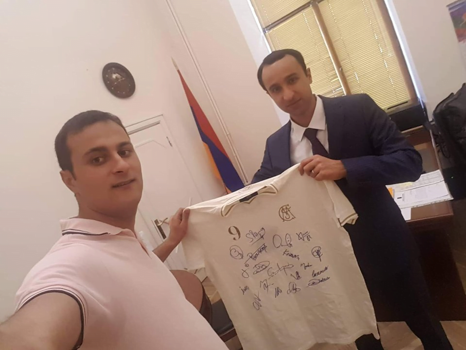 Ռեալի 1902թ. մարզաշապիկը՝ ֆուտբոլիստների ստորագրությամբ, հասավ Նիկոլ Փաշինյանին