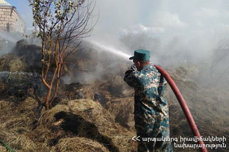 Ախուրյան գյուղի տներից մեկում մոտ 3000 հակ անասնակեր է այրվել