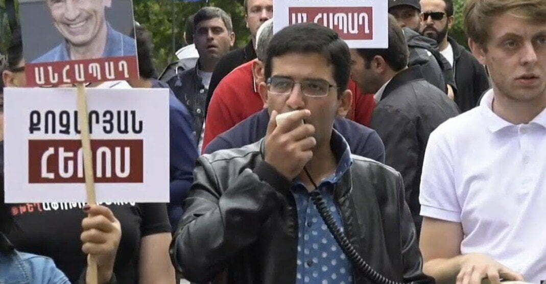 Դատարանի մոտից մեկ անձ բերման է ենթարկվել