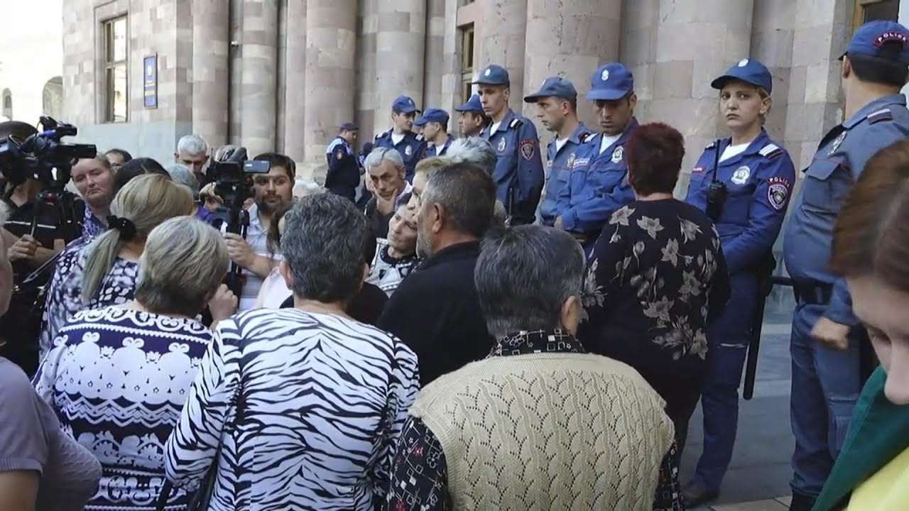 Զոհված զինծառայողների մայրերը բողոքի ակցիա են անում կառավարության դիմաց