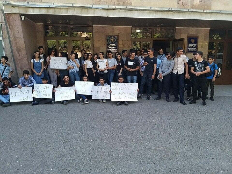 Ցուցարարները հասել են Վայոց ձորի մարզպետարան