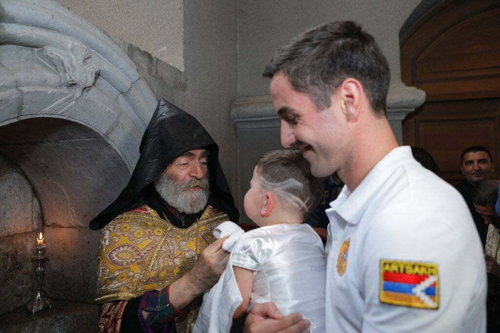 Շուշիում մկրտվեցին Ապրիլյան պատերազմում զոհված հերոսների հարազատները