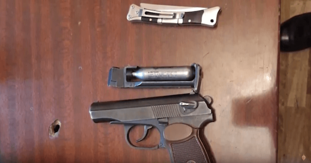 Ոստիկանները բերման ենթարկվածի մոտից ատրճանակ ու դանակ են հայտնաբերել (ՏԵՍԱՆՅՈւԹ)