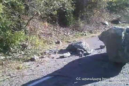 Աղավնավանքում ժայռաբեկորն ընկել է ճանապարհի երթևեկելի հատված
