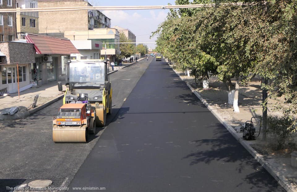 Էջմիածին քաղաքի Վազգեն Առաջին փողոցի ասֆալտապատման աշխատանքը ավարտական փուլում է. նախարար