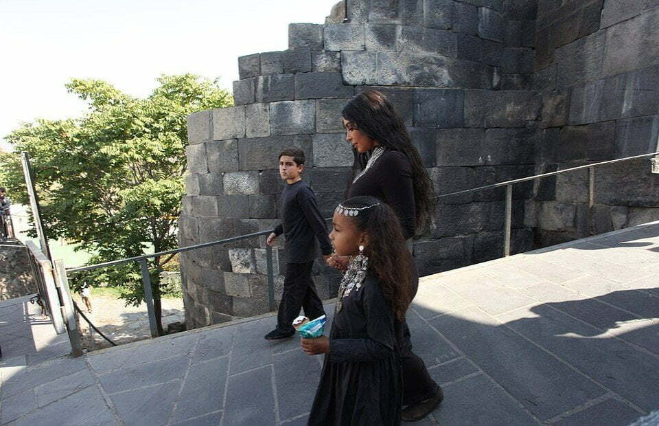 Քիմ Քարդաշյանի դուստրը հայկական վզնոց էր կրում․ Daily Mail-ի անդրադարձը