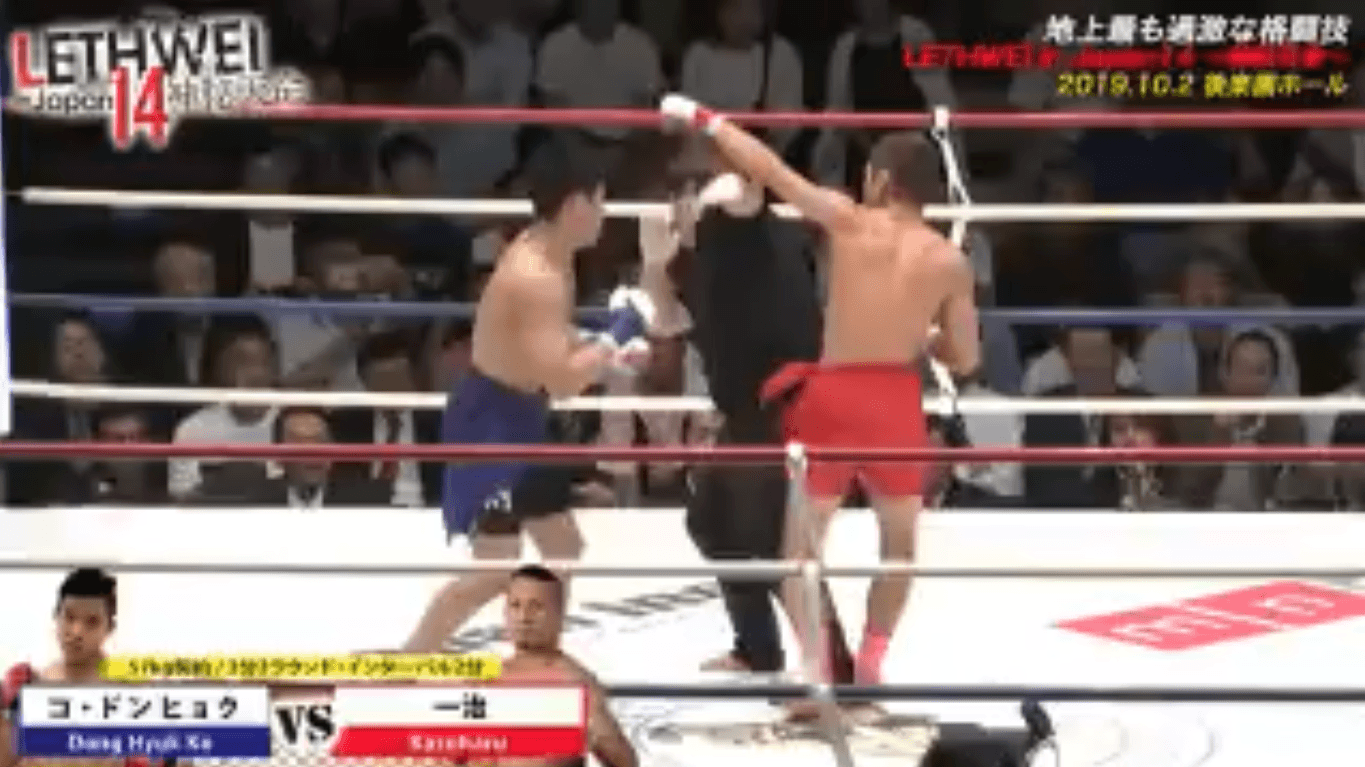 Բռնցքամարտիկը մրցակցի փոխարեն նոկաուտի է ենթարկել մրցավարին (ՏԵՍԱՆՅՈւԹ)