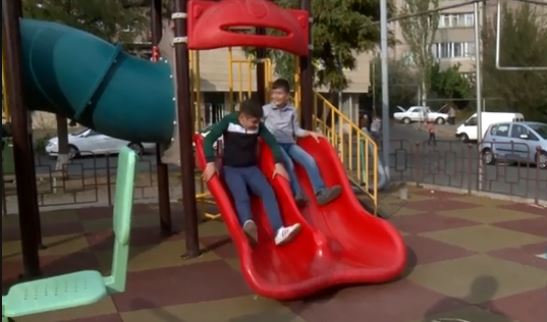  Երևանի բակերում խաղահրապարակները պատվում են ռետինե գորգերով (ՏԵՍԱՆՅՈւԹ)