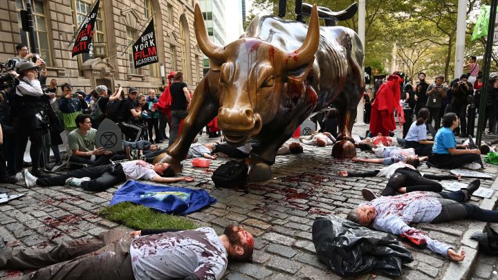 Նյու Յորքում էկոակտիվիստները կարմիր ներկ են հեղել արձաններից մեկի վրա (ՏԵՍԱՆՅՈՒԹ)