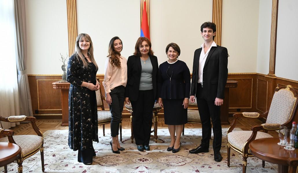 Նախագահ Սարգսյանի կինը հյուրընկալել է Երևանի պարարվեստի պետական քոլեջի սաներին