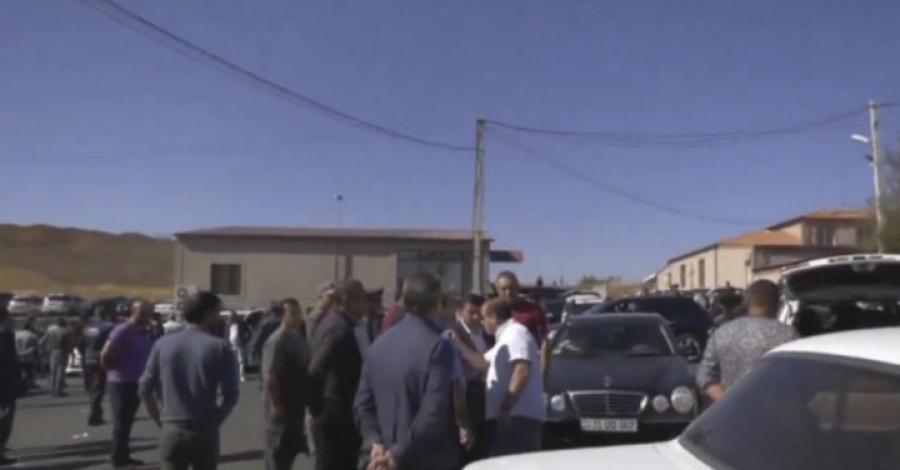 Բողոքի ակցիա իրականացնող ավտոներկրողները հանդիպել են ՀՀ ոստիկանապետի հետ