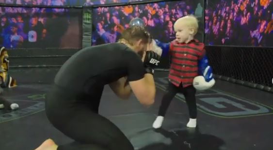 Մաքգրեգորը մարզվում է 2-ամյա որդու հետ (ՏԵՍԱՆՅՈւԹ)