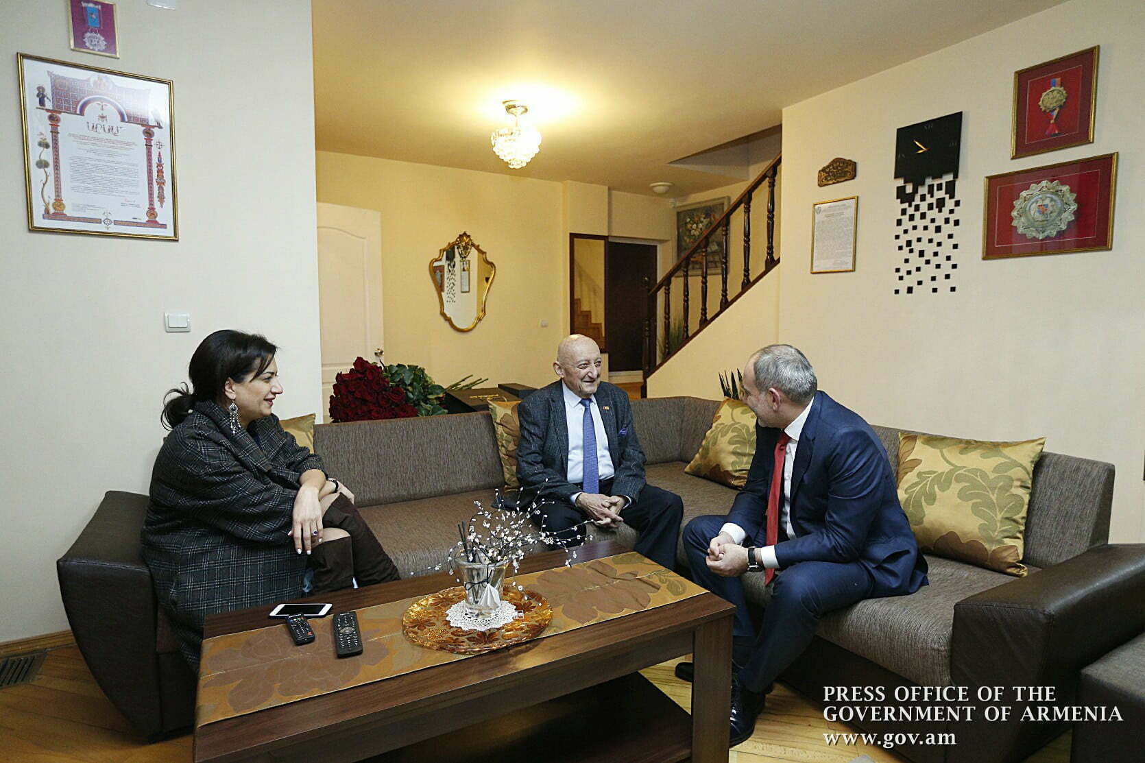 Վարչապետը տիկնոջ հետ ծննդյան 91-ամյակի առիթով այցելել է Հովհաննես Չեքիջյանին