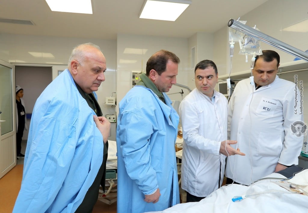 Դավիթ Տոնոյանն այցելել է զինվորական հոսպիտալ