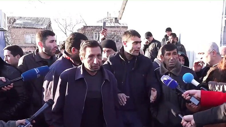 Փաշինյանը չի՞ տեսնում, որ իր կողքը բոլորը դավաճաններ են․ Եղվարդում բողոքի ակցիան շարունակվում է