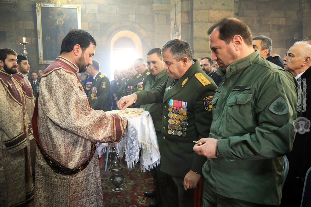 Բանակի օրվան ընդառաջ Էջմիածնի Սուրբ Աստվածածին եկեղեցում մատուցվել է պատարագ