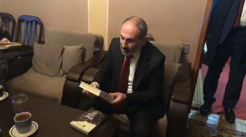 Նիկոլ Փաշինյանը շրջել է քաղաքացիների տներով և գրքեր նվիրել (ՏԵՍԱՆՅՈՒԹ)