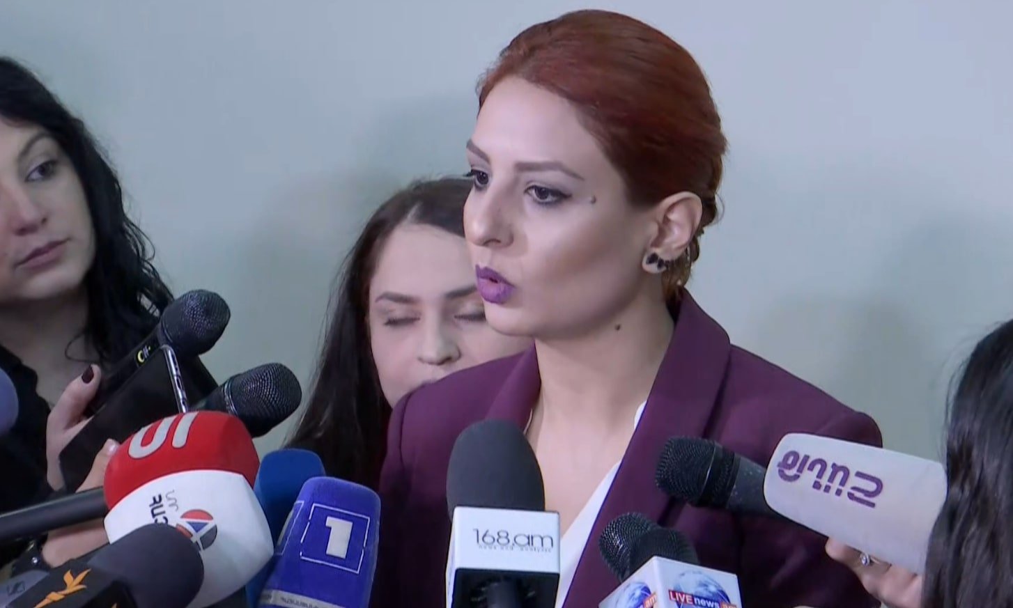 Դուք կին ընդդիմադիր քաղաքական գործչի զգեստապահարանից նրա նախկին ամուսնու ձախորդության կմախքը փորփրող վարչապետ եք