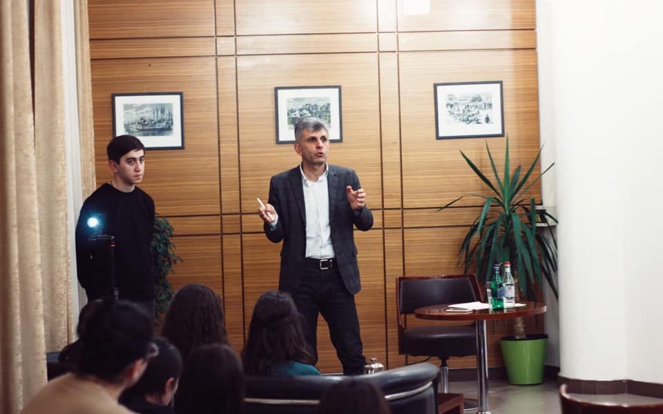 Արցախի նախագահի ՀՅԴ թեկնածուն հանդիպում է ունեցել երիտասարդների հետ